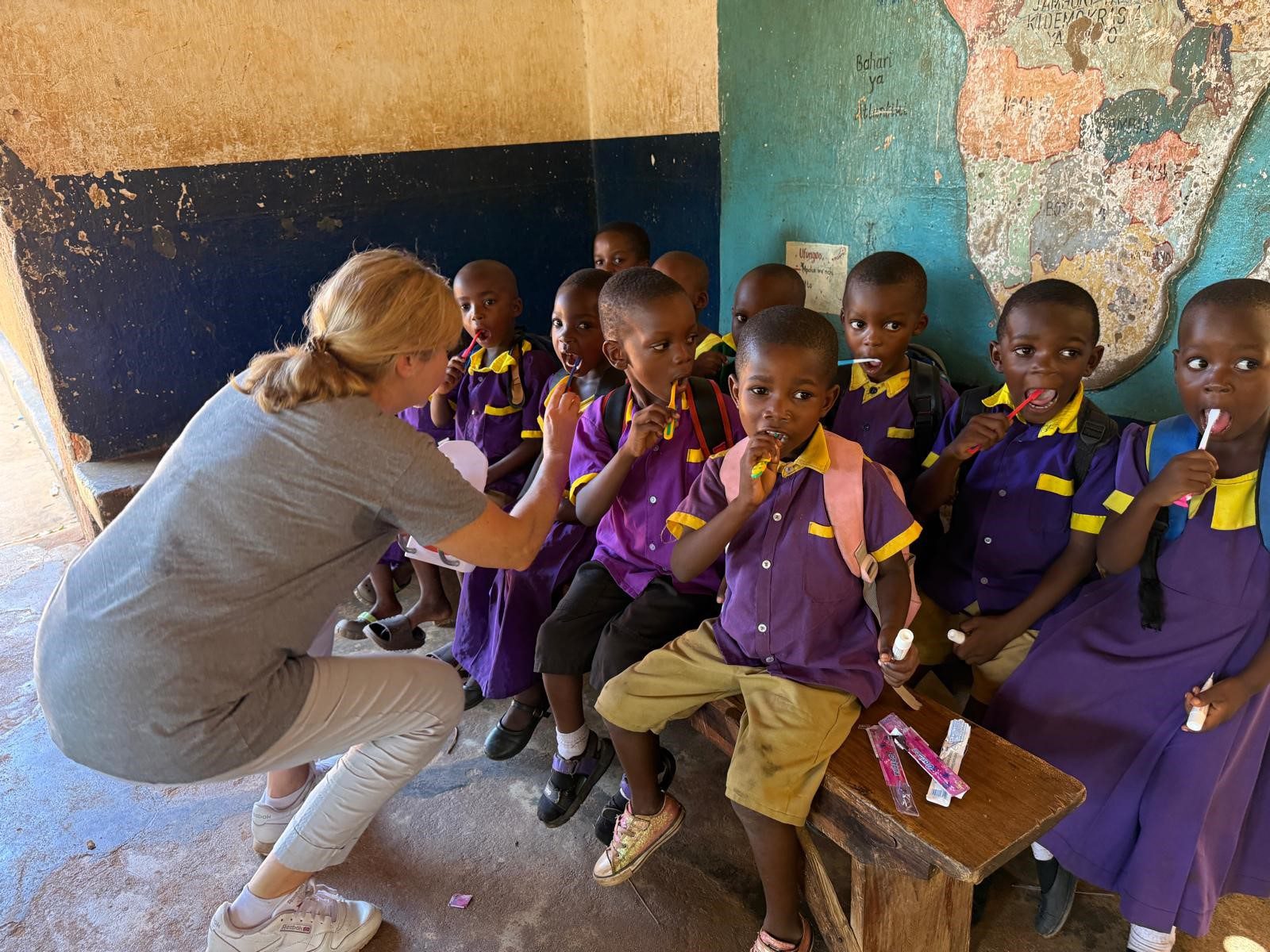 Kinder beim Zähneputzen